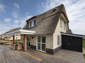 Spacious villa with a sauna, at the Tjeukemeer